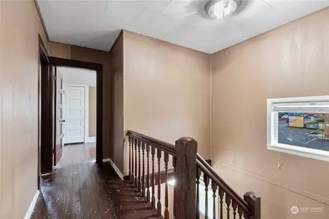 Entry Way - 1201 E Marine View Dr, Everett, WA 98201 photo 3 of 3