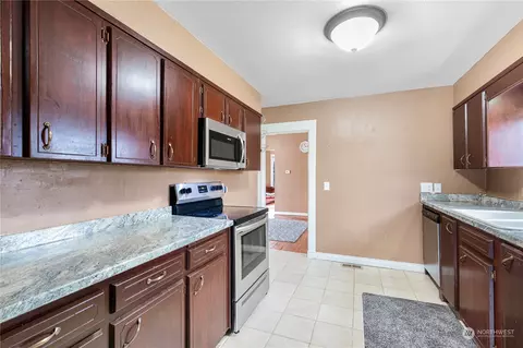 Kitchen - 1201 E Marine View Dr, Everett, WA 98201 photo 2 of 2