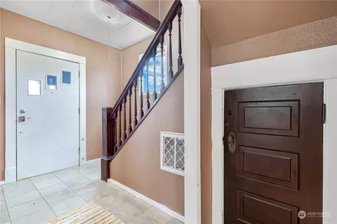 Entry Way - 1201 E Marine View Dr, Everett, WA 98201 photo 2 of 3