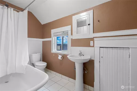 Bath - 1201 E Marine View Dr, Everett, WA 98201 photo 2 of 2
