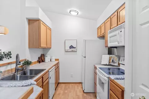 Kitchen - 2201 192nd St SE #R202, Bothell, WA 98012 photo 2 of 5
