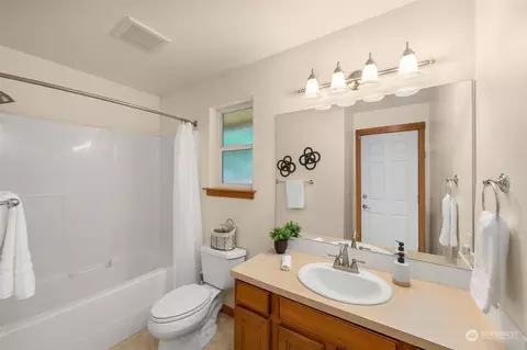 Bath - 223 138th Pl SE, Everett, WA 98208 photo 4 of 4