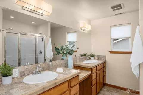 Bath - 223 138th Pl SE, Everett, WA 98208 photo 2 of 4