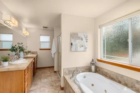 Bath - 223 138th Pl SE, Everett, WA 98208 photo 3 of 4