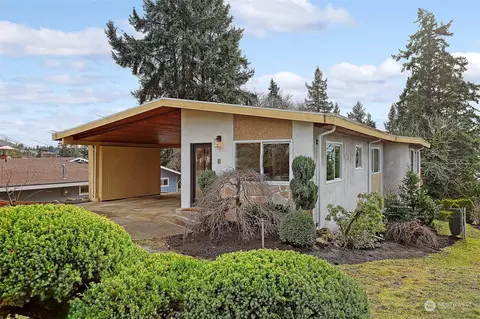 207 S 216th St, Des Moines, WA 98198