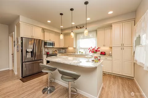 Kitchen - 20 Pear Ct, Sequim, WA 98382 photo 3 of 6