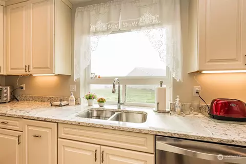 Kitchen - 20 Pear Ct, Sequim, WA 98382 photo 4 of 6