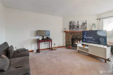 3233 NE 12th St #311, Renton, WA 98056