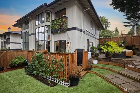 10 18th Ave #A, Kirkland, WA 98033