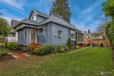 946 N 76th St, Seattle, WA 98103