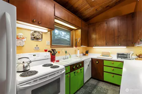 Kitchen - 323 Dungeness Mdws, Sequim, WA 98382 photo 1 of 2