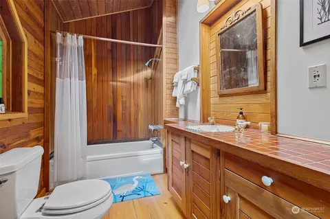 Bath - 4391 Peaceful Pl, Langley, WA 98260 photo 2 of 3