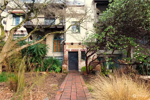 4204 11th Ave NE #2, Seattle, WA 98105