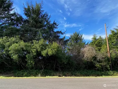 463 Inlet Ave NW, Ocean Shores, WA 98569