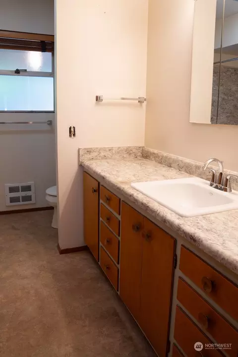 Bath - 1712 Rainier Ave, Everett, WA 98201 photo 2 of 3