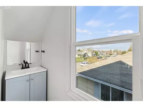 Bath - 302 15th Ave, Longview, WA 98632 photo 3 of 4