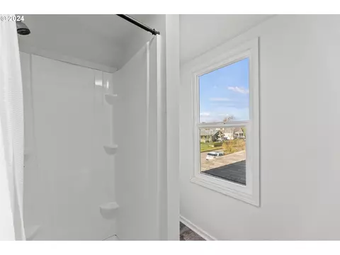Bath - 302 15th Ave, Longview, WA 98632 photo 4 of 4