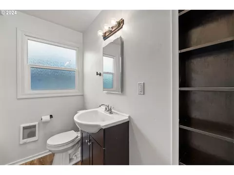 Bath - 302 15th Ave, Longview, WA 98632 photo 1 of 4