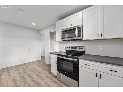 Kitchen - 302 15th Ave, Longview, WA 98632 photo 2 of 2