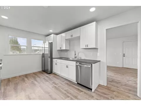 Kitchen - 302 15th Ave, Longview, WA 98632 photo 1 of 2