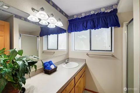 Bath - 24127 SE 376th St, Enumclaw, WA 98022 photo 4 of 4