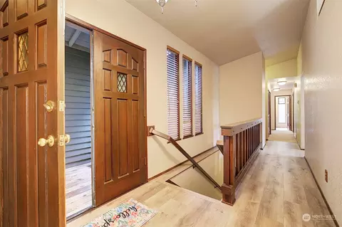 Entry Way - 24127 SE 376th St, Enumclaw, WA 98022 photo 2 of 4
