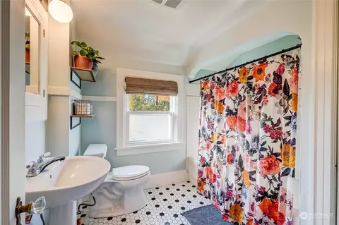 Bath - 1020 Colby Ave, Everett, WA 98201 photo 2 of 4