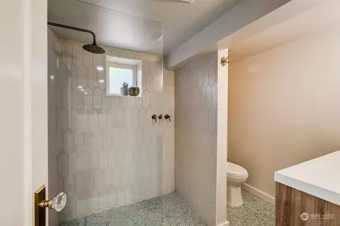Bath - 1020 Colby Ave, Everett, WA 98201 photo 3 of 4