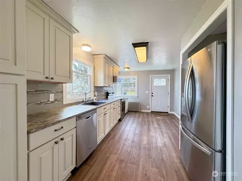 Kitchen - 406 W Alder St, Sequim, WA 98382 photo 3 of 6