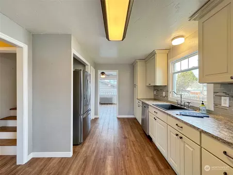 Kitchen - 406 W Alder St, Sequim, WA 98382 photo 2 of 6