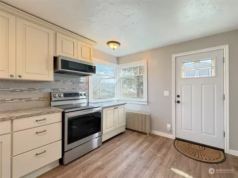 Kitchen - 406 W Alder St, Sequim, WA 98382 photo 4 of 6