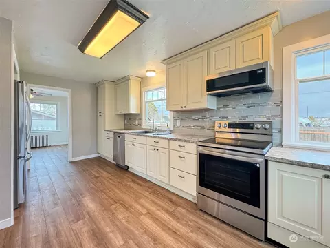 Kitchen - 406 W Alder St, Sequim, WA 98382 photo 1 of 6