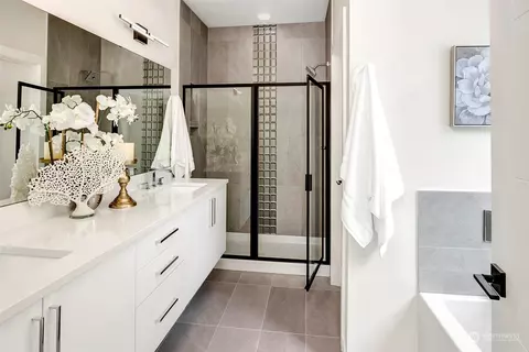 Bath - 8910 NE 173rd Pl #B, Bothell, WA 98011 photo 2 of 4
