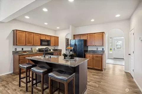 Kitchen - 205 Hawk Ave SW, Orting, WA 98360 photo 4 of 5