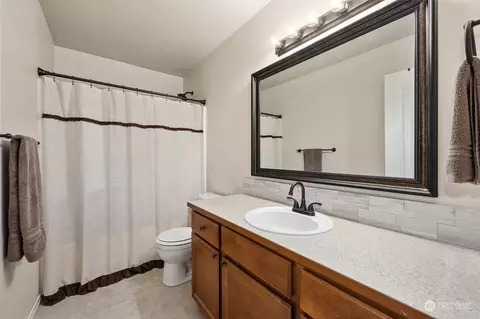 Bath - 205 Hawk Ave SW, Orting, WA 98360 photo 4 of 4