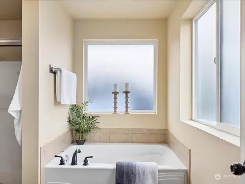 Bath - 11706 10th Pl W, Everett, WA 98204 photo 2 of 5