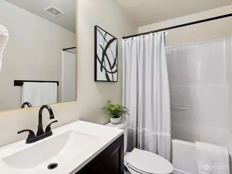 Bath - 11706 10th Pl W, Everett, WA 98204 photo 4 of 5