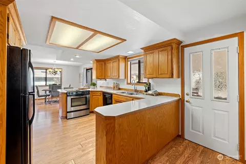 Kitchen - 7703 Easy St, Everett, WA 98203 photo 4 of 5