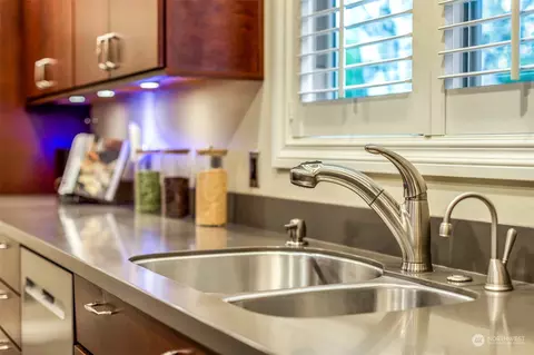 Kitchen - 10416 NE 195th St, Bothell, WA 98011 photo 4 of 6
