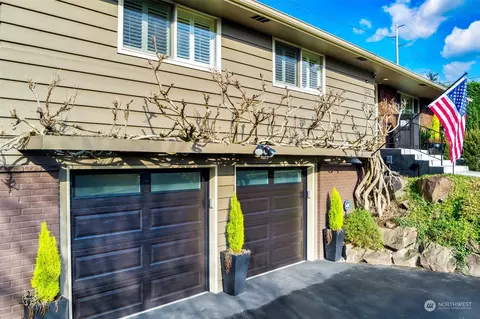 Exterior - 10416 NE 195th St, Bothell, WA 98011 photo 3 of 9