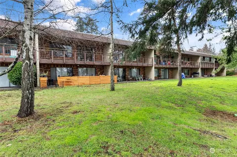 51 NW Columbia Dr #206, Oak Harbor, WA 98277