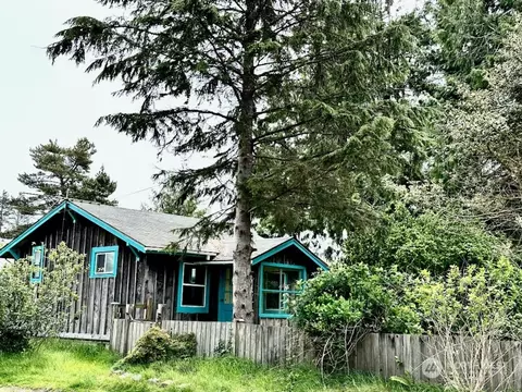 1202 32nd St, Seaview, WA 98644
