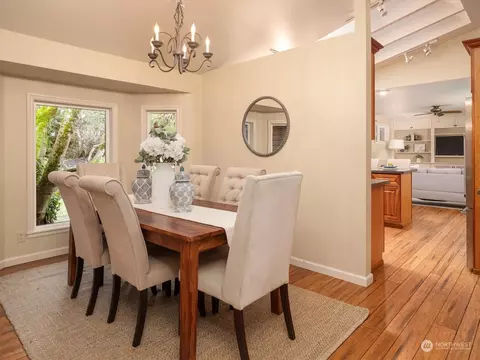Dining - 1622 243rd Pl SE, Bothell, WA 98021 photo 2 of 2