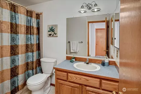 Bath - 18510 129th Ln NE, Bothell, WA 98011 photo 2 of 3