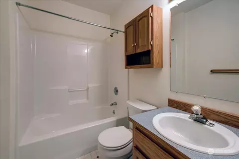 Bath - 18510 129th Ln NE, Bothell, WA 98011 photo 3 of 3