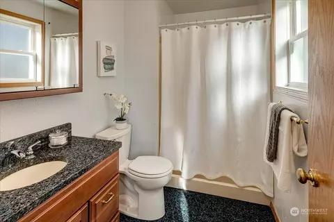Bath - 18510 129th Ln NE, Bothell, WA 98011 photo 1 of 3