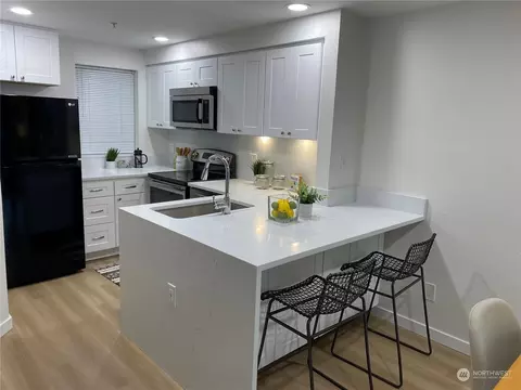 15707 Waynita Way NE #C102, Bothell, WA 98011