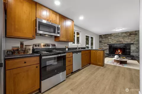Kitchen - 16706 17th Ave E, Spanaway, WA 98387 photo 2 of 3