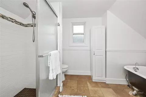 Bath - 2202 Oakes Ave, Everett, WA 98201 photo 3 of 4