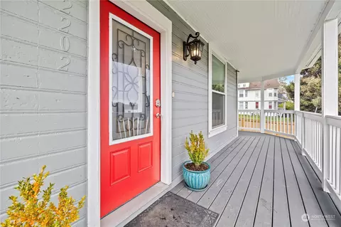 Exterior - 2202 Oakes Ave, Everett, WA 98201 photo 3 of 8